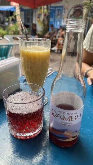 Kombucha y jugo #Veganuary at Parada Vegana in Cusco