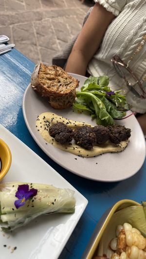 Hummus y falafel #Veganuary at Parada Vegana in Cusco
