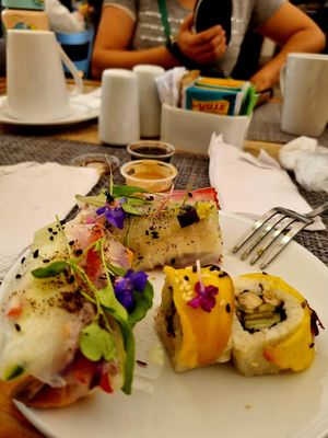 Sushi y rollos de papel at Parada Vegana in Cusco