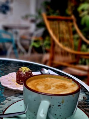 Capuchino de soya y trufa de chocolate at Parada Vegana in Cusco