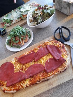 Pinsa, bruschetta and salad at Vapiano in Freiburg