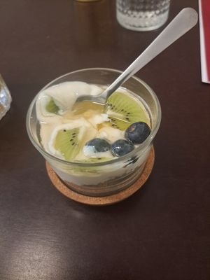 Yogurt granola at Comércio Café Coworking in Porto