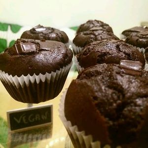 chocolate vegan muffins at Comércio Café Coworking in Porto