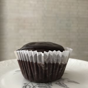 Vegan cupcake at Comércio Café Coworking in Porto