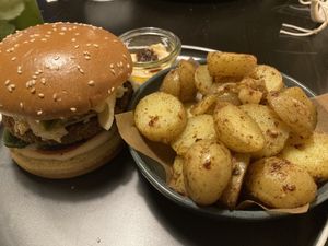 Burger med kartofler at Grøn'46 in Aarhus