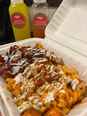 Mac n chz with bbq and buffalo chicken 😋😋😋😋  at Vegan On The Fly in New York City