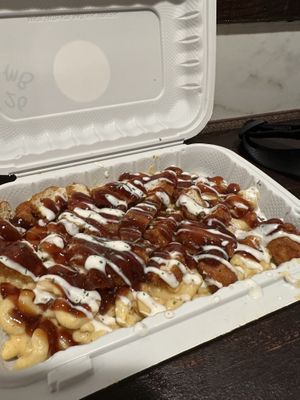 Mac n cheese with vegan bbq chicken   at Vegan On The Fly in New York City