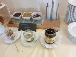 Süße Aufstriche (vegane Schokocreme, Honig) at Haus Linden Hotel Restaurant in Prerow