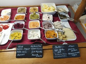 Frühstücksbuffet: vegane Aufstriche, veganer Käse (Camembert, Blauschimmel...) at Haus Linden Hotel Restaurant in Prerow