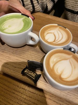 Matcha oat latte, oat flat white   at Koffiestation Books & Coffee in Groningen