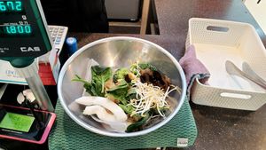 weighing selected ingredients at the counter at Sonogong Maratang - 손오공 마라탕 - Guro in Seoul