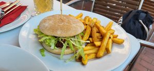 Beyond-Meat-Burger mit Pommes at Spandau Projekt in Hannover
