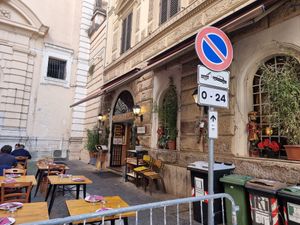 Outdoor seating and entrance at Gandhi 2 in Rome