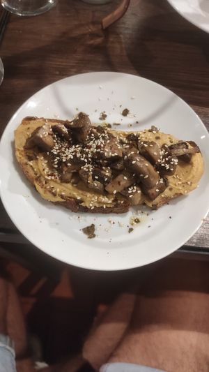 Tosta de hummus y champiñones, con copos de alga nori que le dan un toque interesante at LUWAK in Gran Canaria