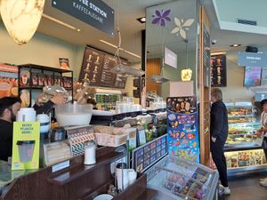 Cramped ordering & pick up area at Campus Suite - Kaisersuite in Hamburg