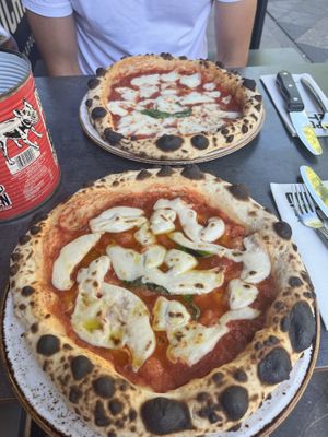 Vegan (with oil) and non vegan margherita  at Napoli72H in Aachen