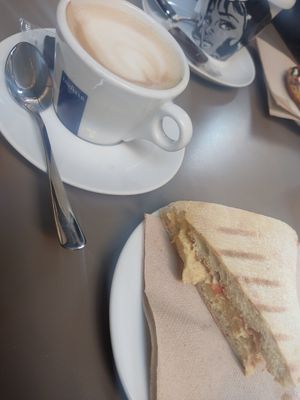 Cafè amb llet de civada i entrepà d'hummus amb pà de focaccia calentet 😍 at Color Cafè in Tarragona