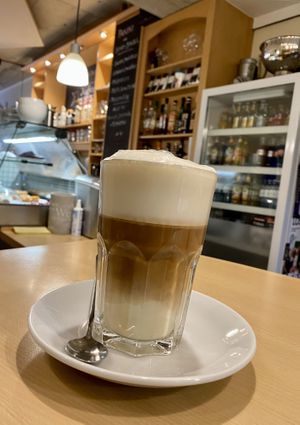 Großer Latte Macchiato mit Sojamilch ohne Aufpreis 🔝🌱  at Eigenart in Neuss
