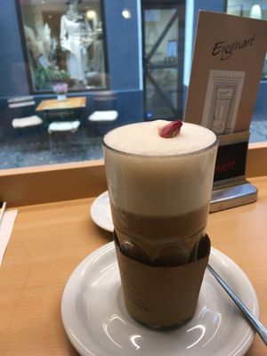 Lady Rose (Kaffee mit Rosensirup) mit Hafermilch   at Eigenart in Neuss