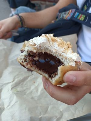 Relleno de la bomba de chocolate at Areca Bakery in Barcelona