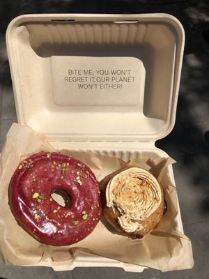Donuts veganos súper buenoos!!  at Areca Bakery in Barcelona