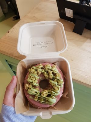 The strawberry matcha crumble at Areca Bakery in Barcelona