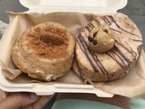 Donut de galleta lotus con relleno de crema de mango y donut con chocolate. La masa es increíble y la textura y sabor genial!  at Areca Bakery in Barcelona