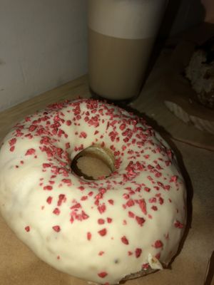 Donut de chocolate blanco vegano  at Areca Bakery in Barcelona