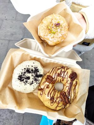 Pistacho, Oreo, y nuez pecanas at Areca Bakery in Barcelona