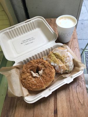 Doughnut de lotus y de pistacho con café de leche de avena (total 9€)  at Areca Bakery in Barcelona
