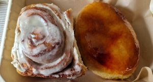 Cinamon roll i doughnut de crema catalana at Areca Bakery in Barcelona