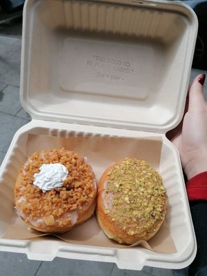 Lemon pie and pistachio at Areca Bakery in Barcelona