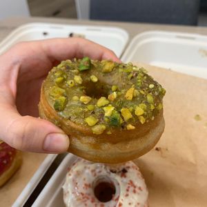 Donut pistachio (2,55€) at Areca Bakery in Barcelona