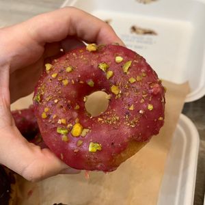 Dónut frambuesa pistachio (2,55€) at Areca Bakery in Barcelona