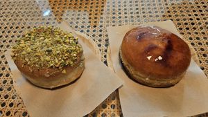 Pistacho y crema catalana at Areca Bakery in Barcelona