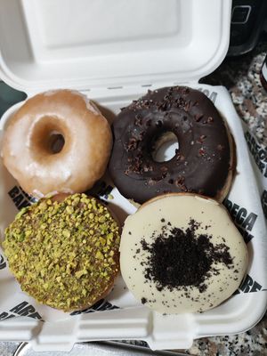 Donut glaseado, de chocolate, de pistacho y de oreo at Areca Bakery in Barcelona