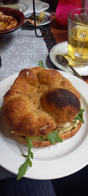 Avocado Burger mit Falafel at Hummus & Co in Heidenheim