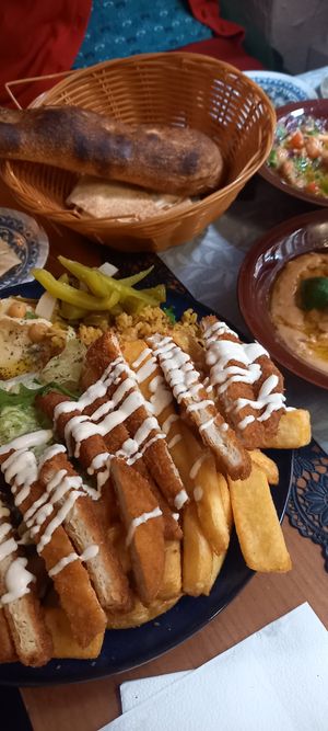NoChicken mit Pommes und Bulgur at Hummus & Co in Heidenheim