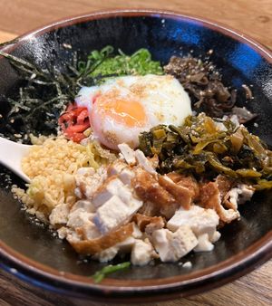 Ramen freddo con tofu fritto, orecchie di Giuda (funghi), zenzero, pepe di Sichuan, pastella fritta croccante, alghe, uovo, vegetariano (vegano se senza uovo)  at Sentaku Ramen Bar in Bologna