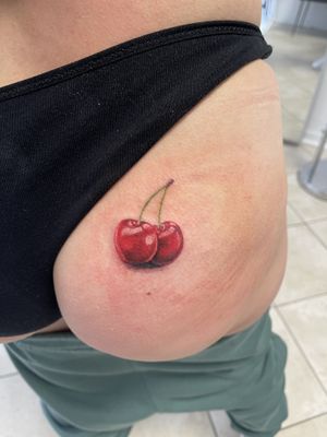 Ciliegie realistiche  at Ludipeatattoo in San Pietro In Casale