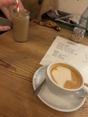 Cappuccino with oatmilk and iced latte with oatmilk  at Kurt Der Kaffeeröster in Bonn