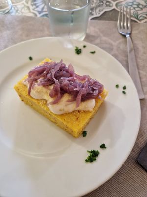 Crostone polenta,cipolle caramellate e vegan cheese at Osteria di Filia in Castellamonte