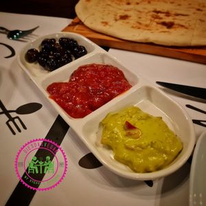 Avocado-Dipl, Salsa und Oliven at Cozy Alanya in Alanya