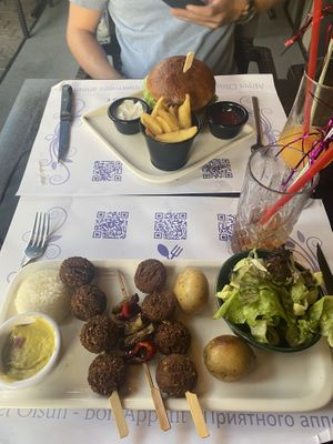 Here’s the vegan kebab and the vegan burger  at Cozy Alanya in Alanya