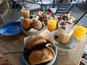 Vegan breakfast, iced rose latte and flat white at Café NiMo in Leipzig