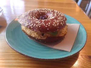 Laugenbagel mit Hummus, Avocado und Kresse - 10/10 at Café NiMo in Leipzig