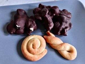 Cookies and "Βραχάκια" at Little Bear in Pireas