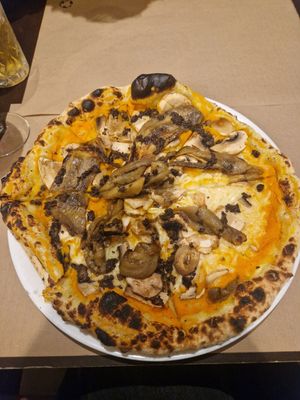 Pumpkin base with mushrooms, aubergine and half with vegan cheese at Pizzeria Pepe Verde in Ericeira