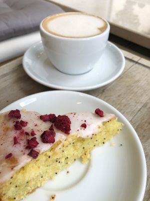 Glutenfreier Zitronen-Mohnkuchen  at LONO in Munich
