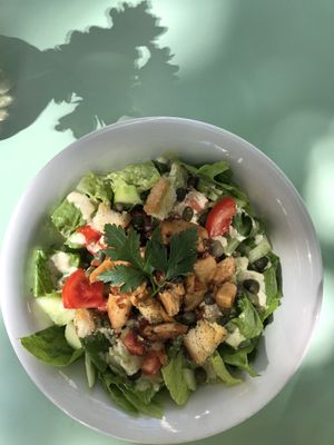 Caesar Salad mit eatplanted Vleisch, Cashewsan, Tomate und Gurke  at LONO in Munich